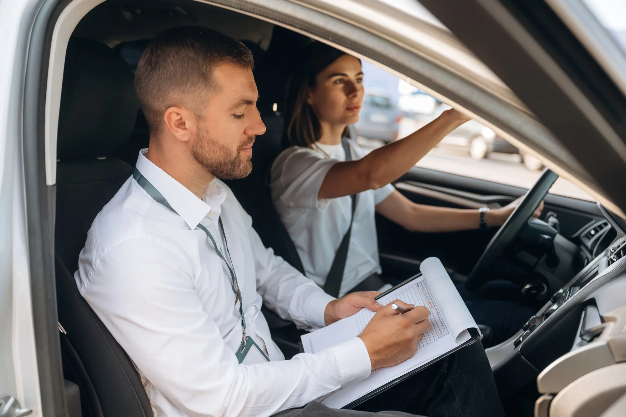 Fahrlehrer in der Praxis mit einer Fahrschülerin